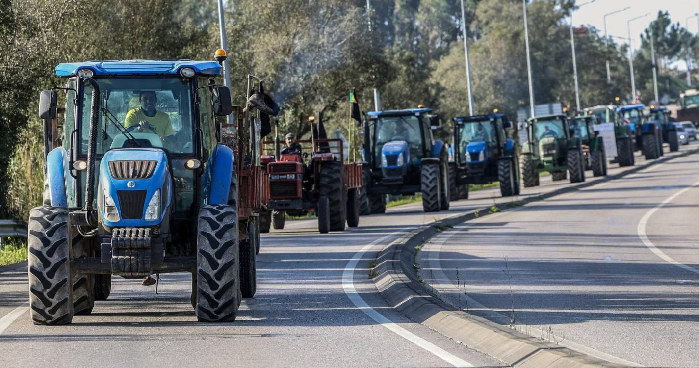 Agricultores portugueses saem à rua para protestar (com fotos)