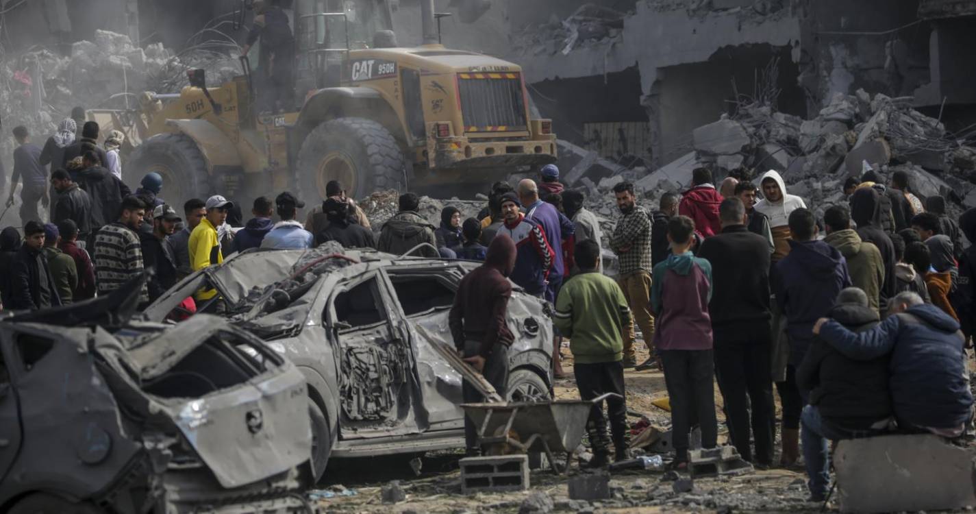 Israel: Pelo menos 46 mortos e 100 feridos em bombardeamentos no centro e sul de Gaza