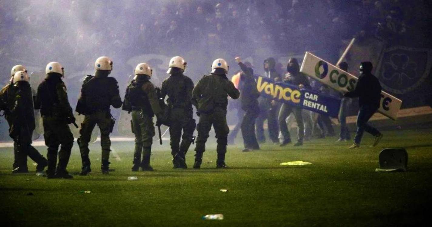 Liga de futebol grega com jogos à porta fechada até fevereiro para conter violência