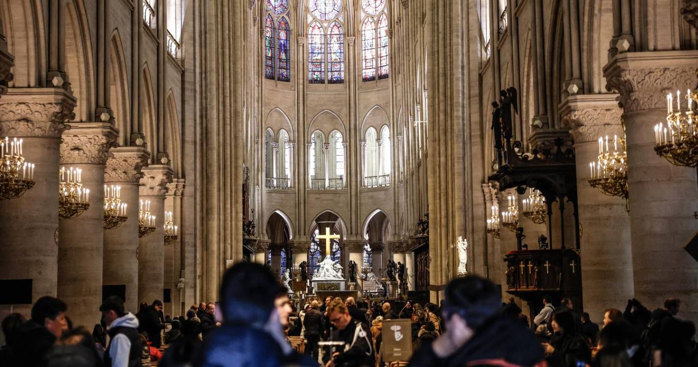 Notre-Dame de Paris recebe primeira missa de Natal desde o incêndio de 2019