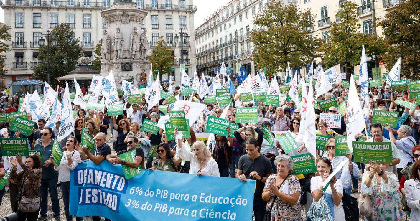 Centenas de professores de todo o país concentrados no Rossio em Lisboa