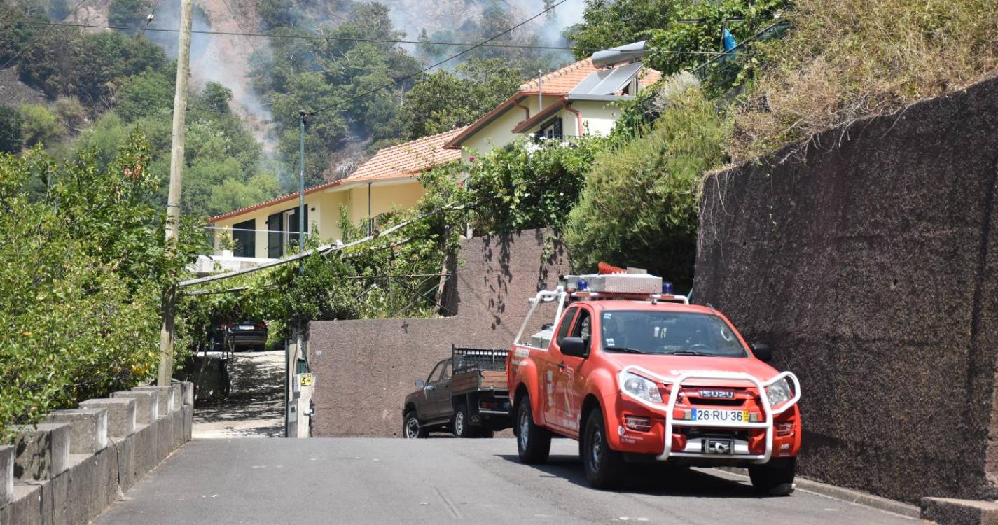 Helicóptero e bombeiros ativados para incêndio no Curral