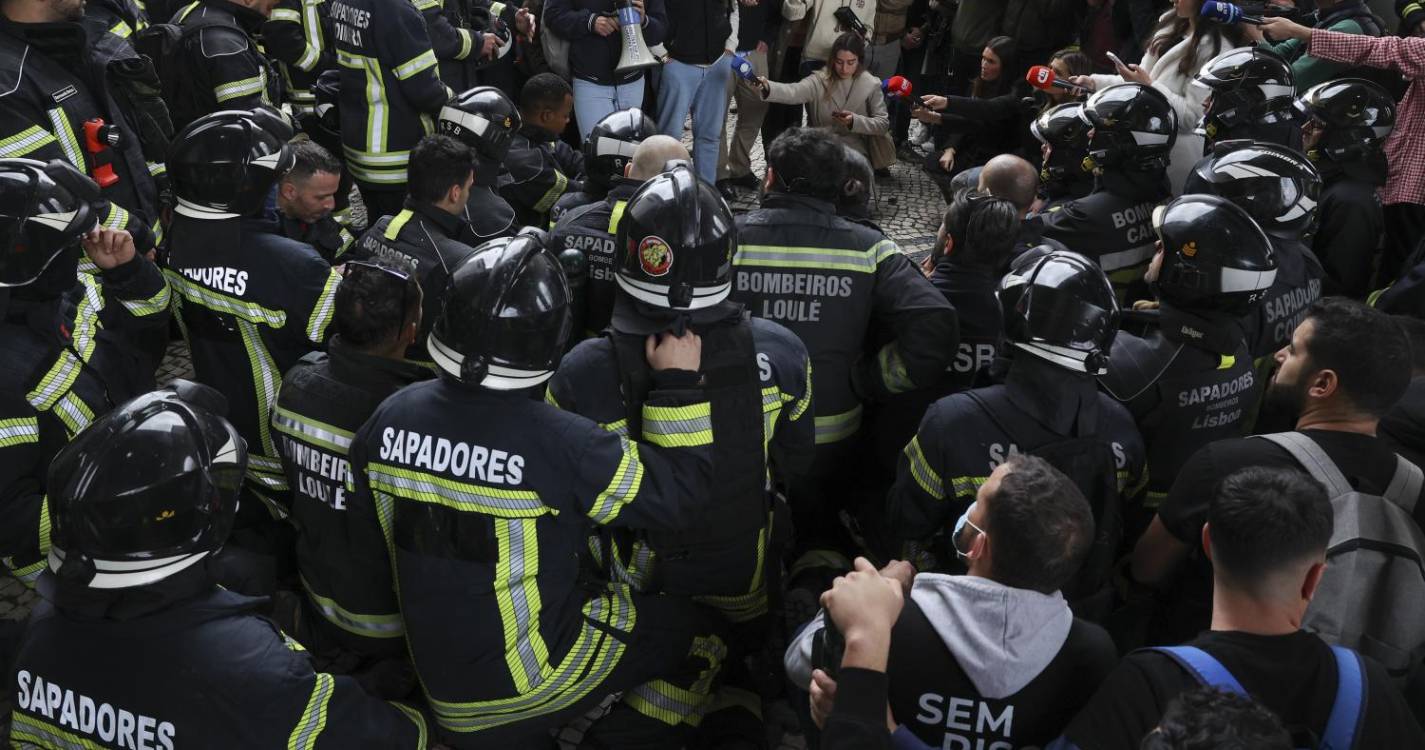 Governo admite retomar negociações com bombeiros sapadores se existir “diálogo institucional sereno”