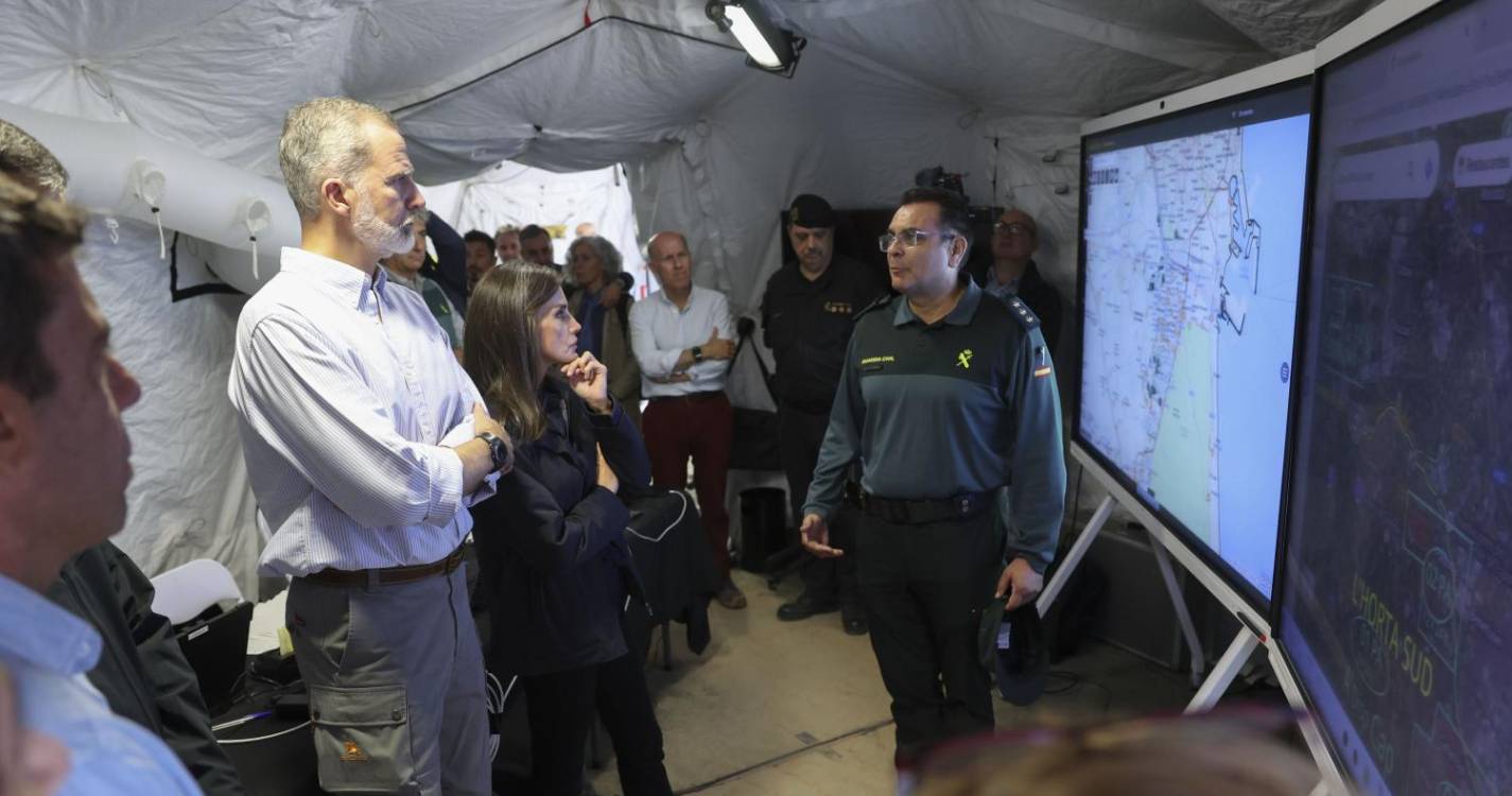 Espanha/Cheias: Rei Felipe VI recebido com apupos e insultos em Paiporta