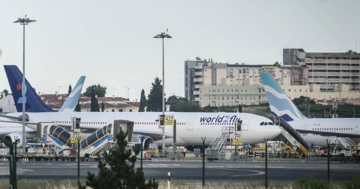 Filas para ‘check-in’ e voos atrasados no aeroporto de Lisboa devido a falha da Microsoft