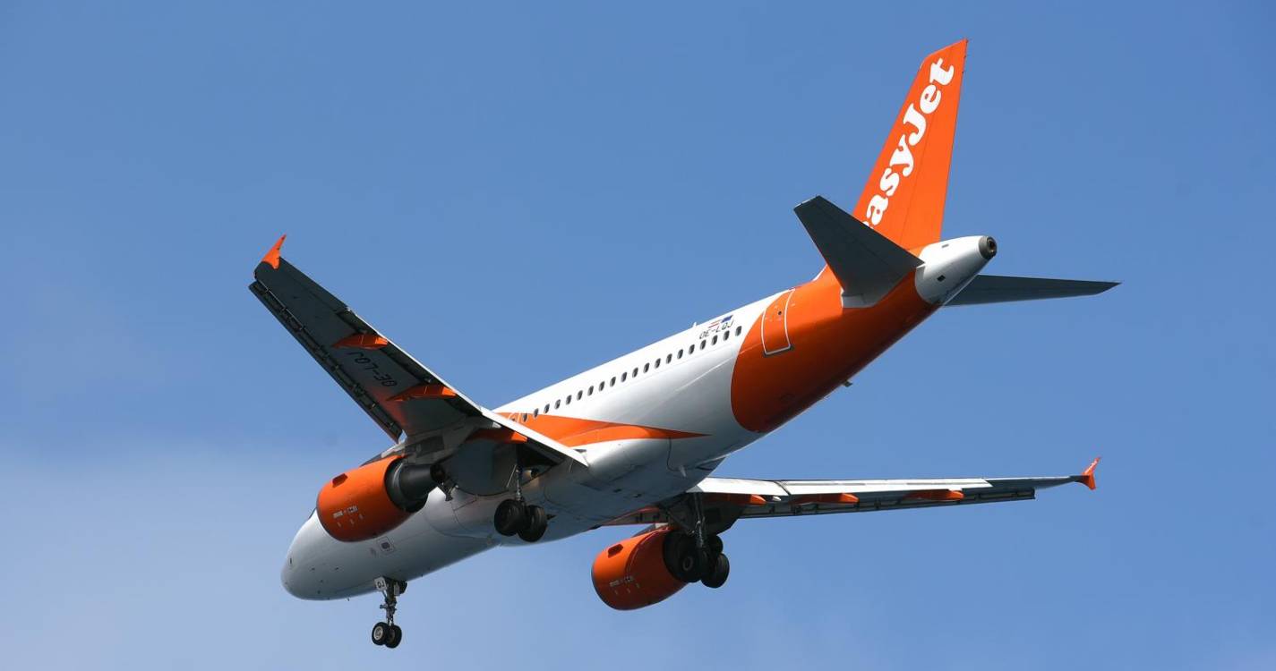 Tripulantes da easyJet reúnem-se em assembleia geral para analisar situação laboral