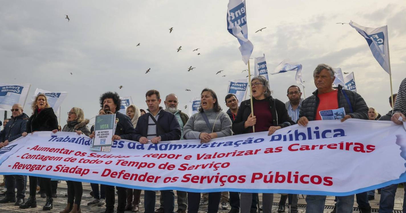 Mais de 350 participam em cordão humano em defesa da função pública