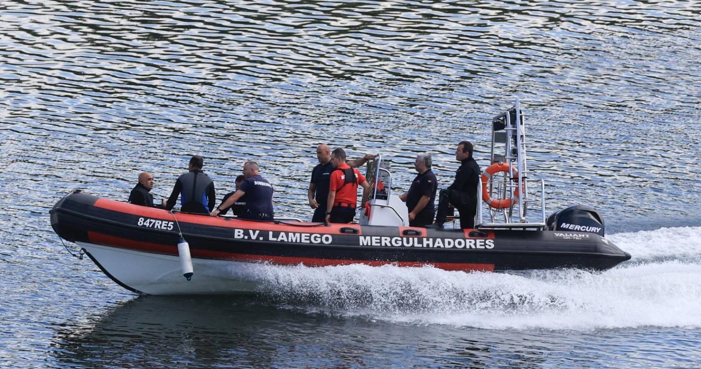 Helicóptero que caiu no rio Douro partiu-se em duas partes