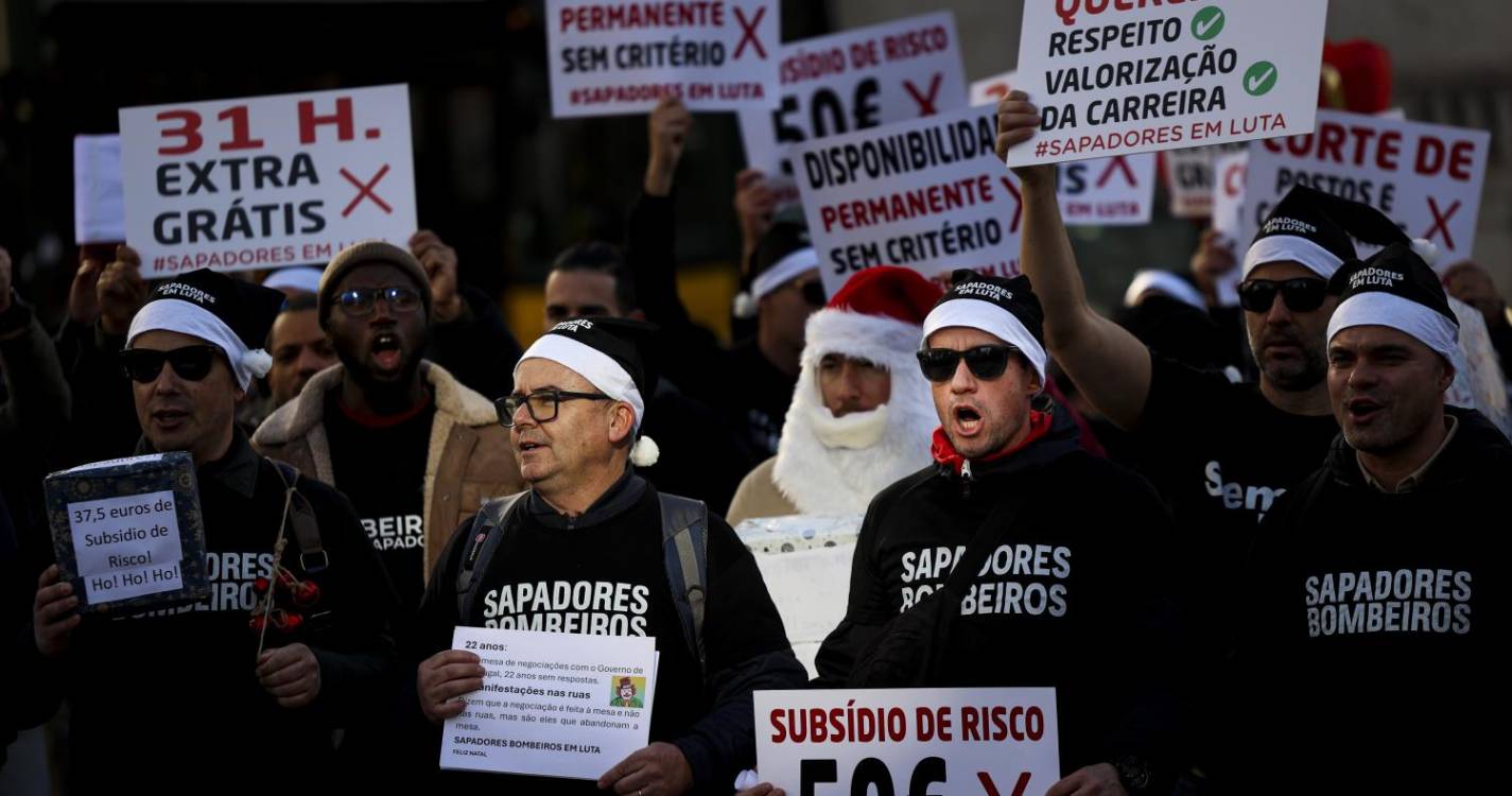 Bombeiros em protesto chegam ao Parlamento para deixar presentes de Natal