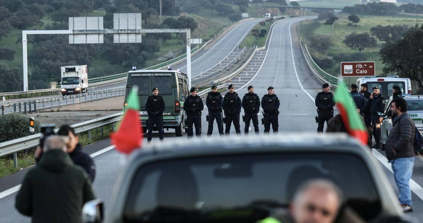 Agricultores portugueses saem à rua para protestar (com fotos)