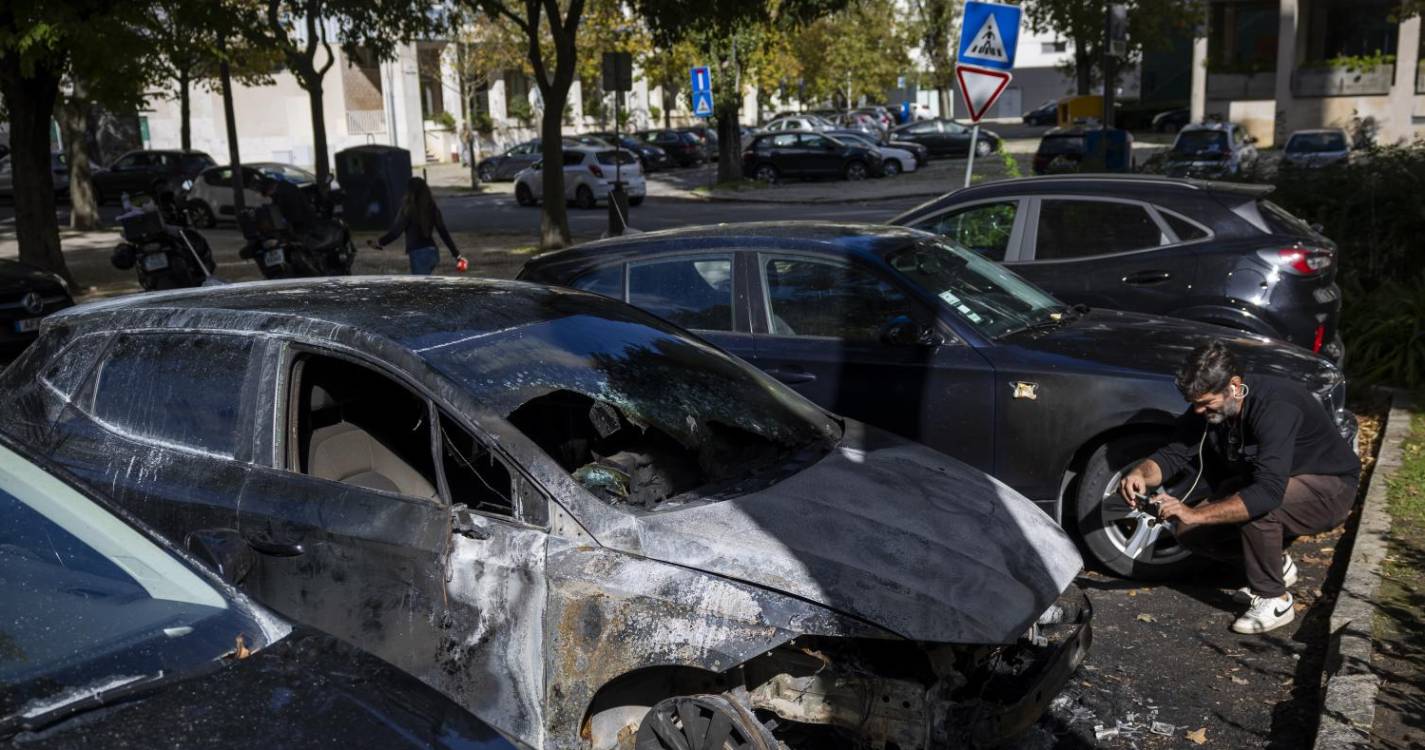 Um detido e cerca de 10 viaturas incendiadas em Benfica