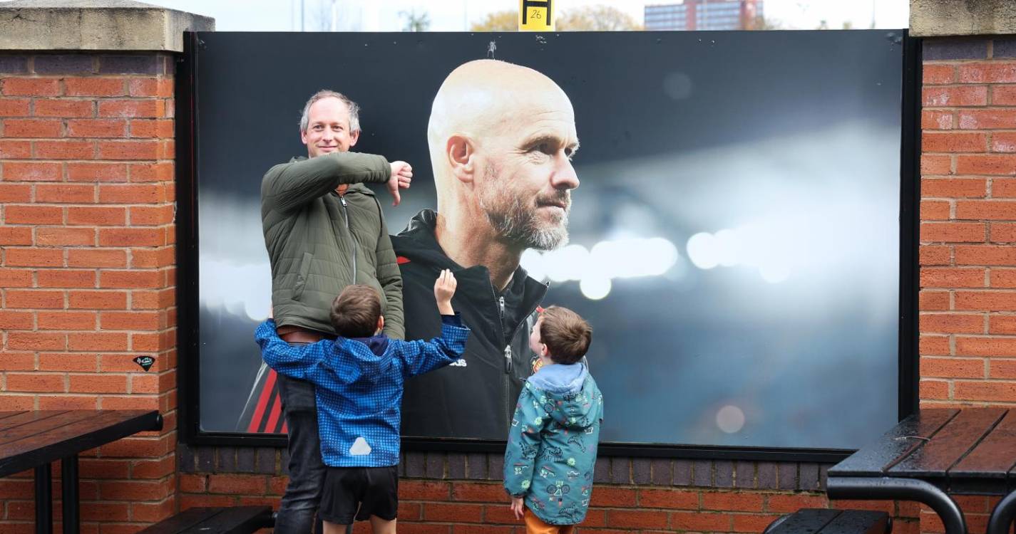 Manchester United afasta treinador Erik Ten Hag