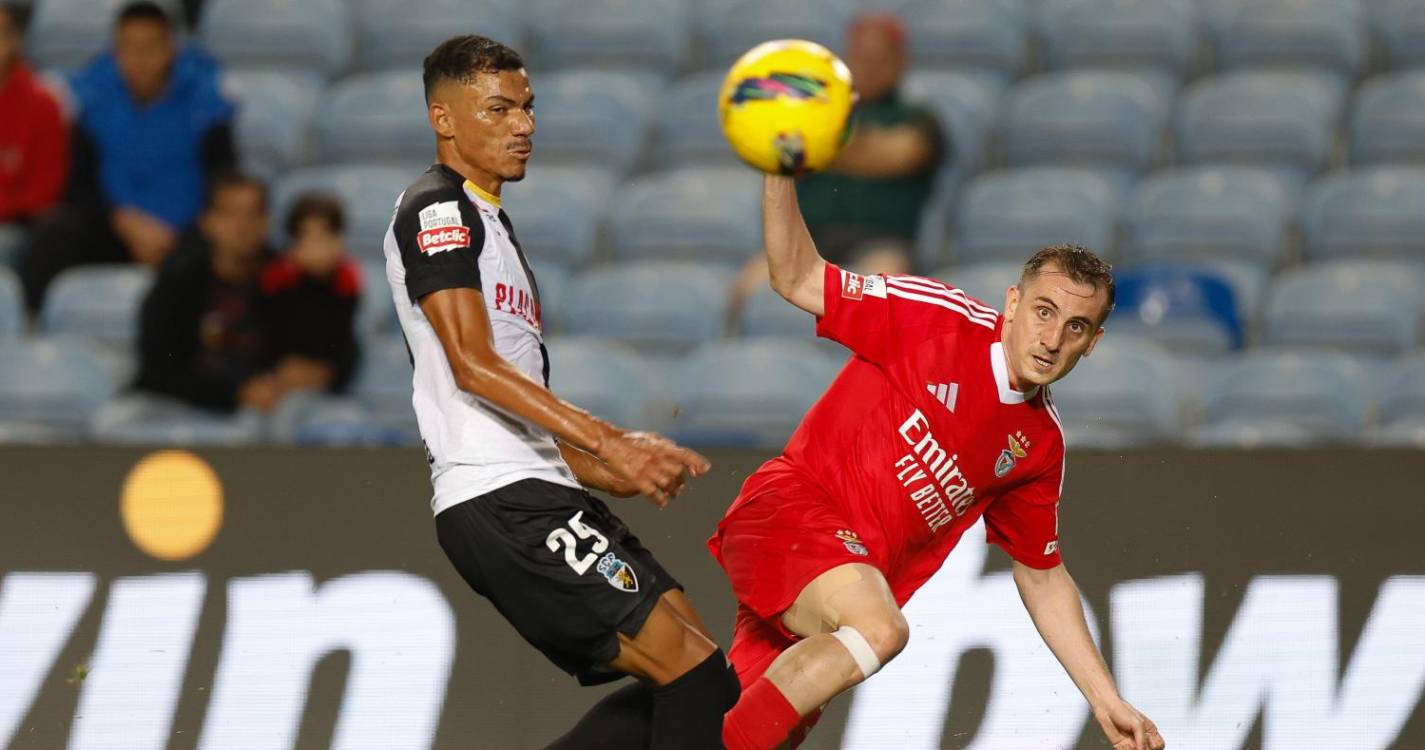 Benfica vence Farense com reviravolta