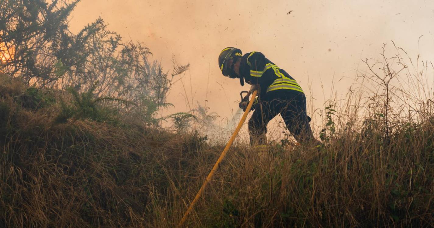 Bombeiros exigem pagamento de salários em atraso barricados num quartel em Lisboa