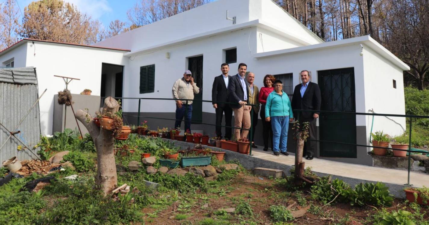 Reconstrução das casas afetadas pelos incêndios deverá estar concluída nos próximos dois meses