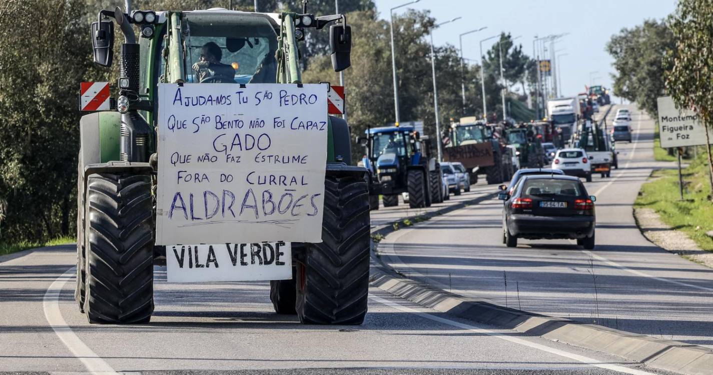 Agricultores portugueses saem à rua para protestar (com fotos)