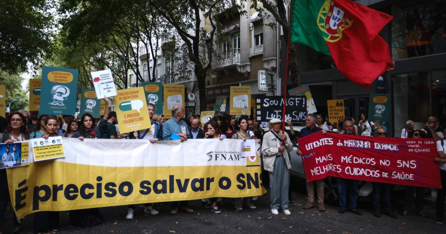 Médicos de todo o país protestam em frente ao Ministério da Saúde por melhores salários