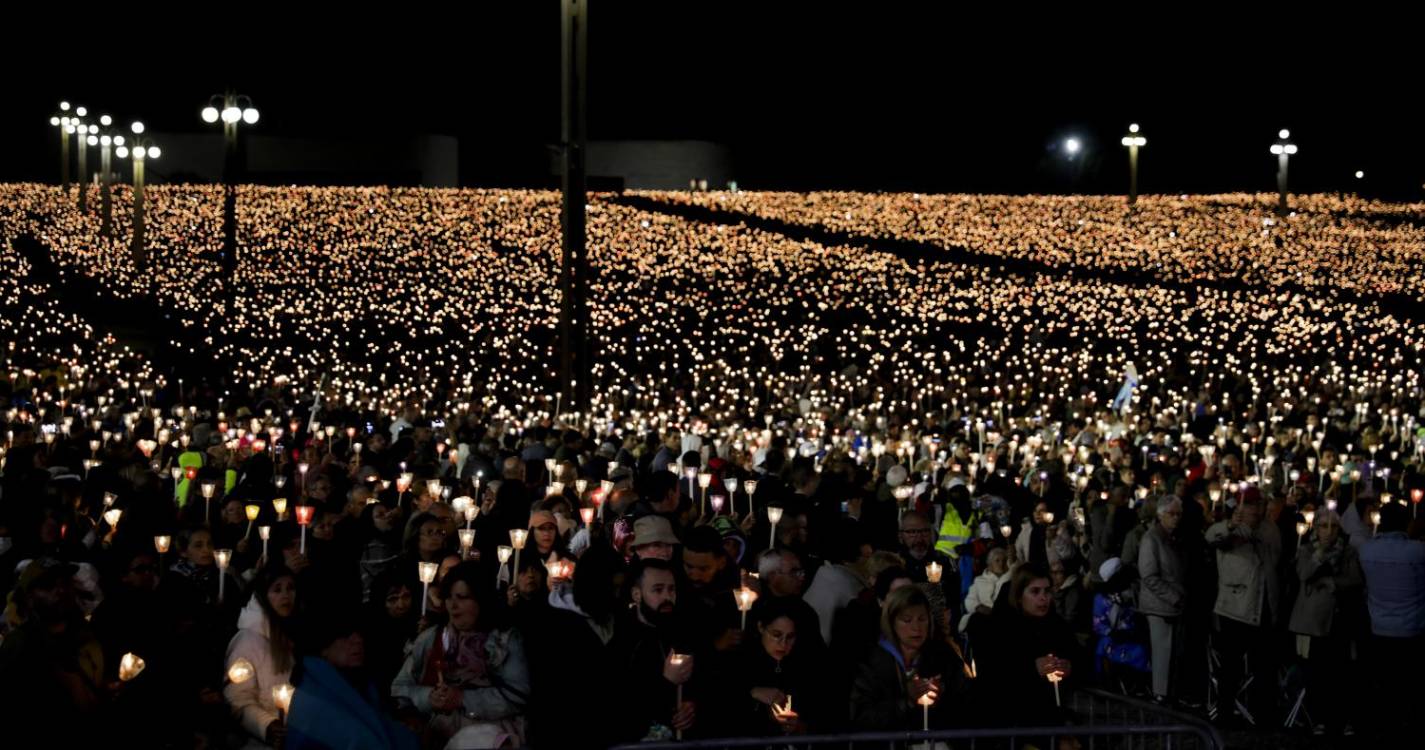 Milhares participam na procissão das velas do 13 de Maio em Fátima
