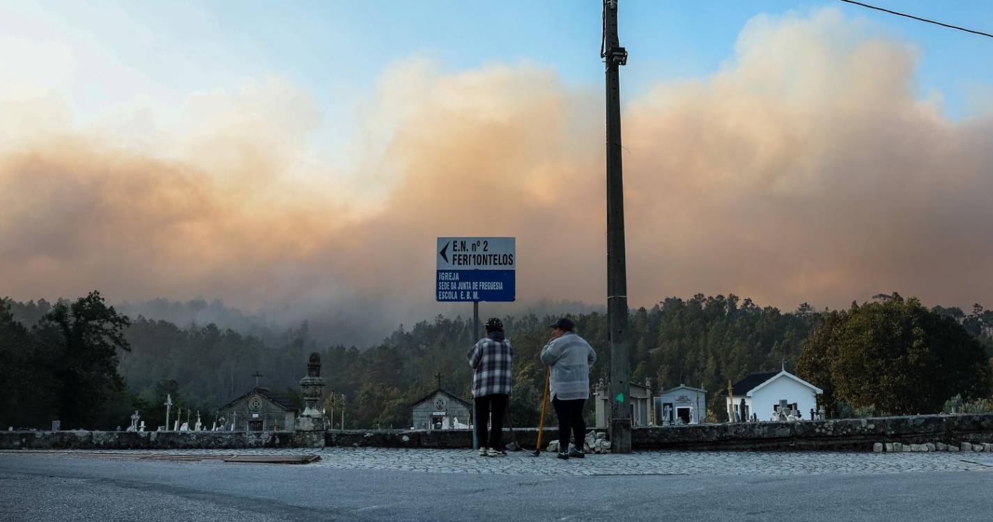 Incêndios: Várias frentes ativas e cinco aldeias isoladas em São Pedro do Sul