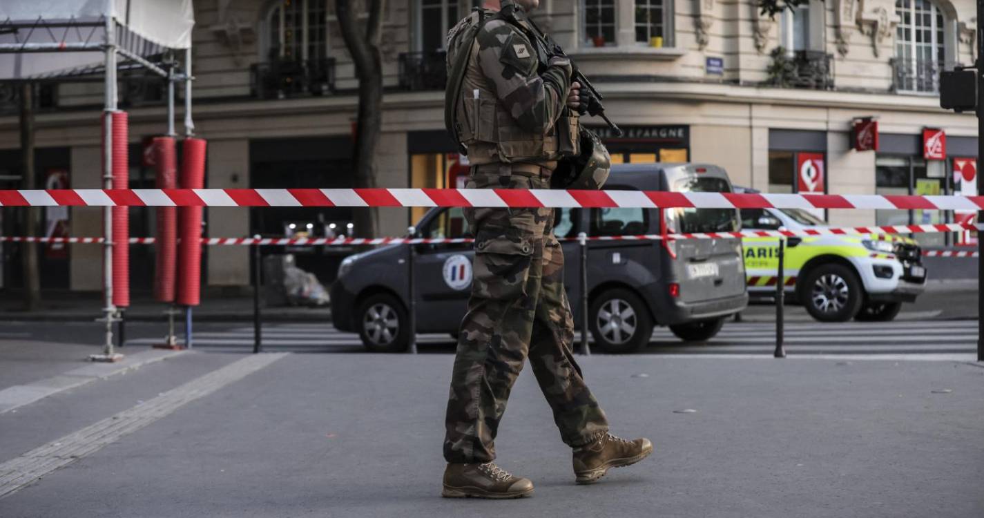 Autoridades afastam hipótese de terrorismo no embate de viatura contra esplanada em Paris