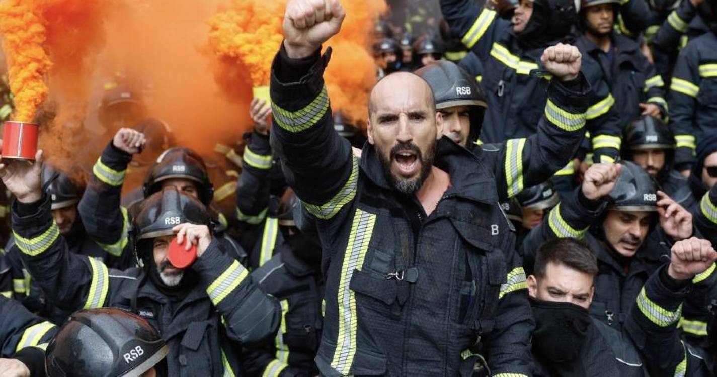 Centenas de bombeiros sapadores ocupam escadaria do parlamento em protesto