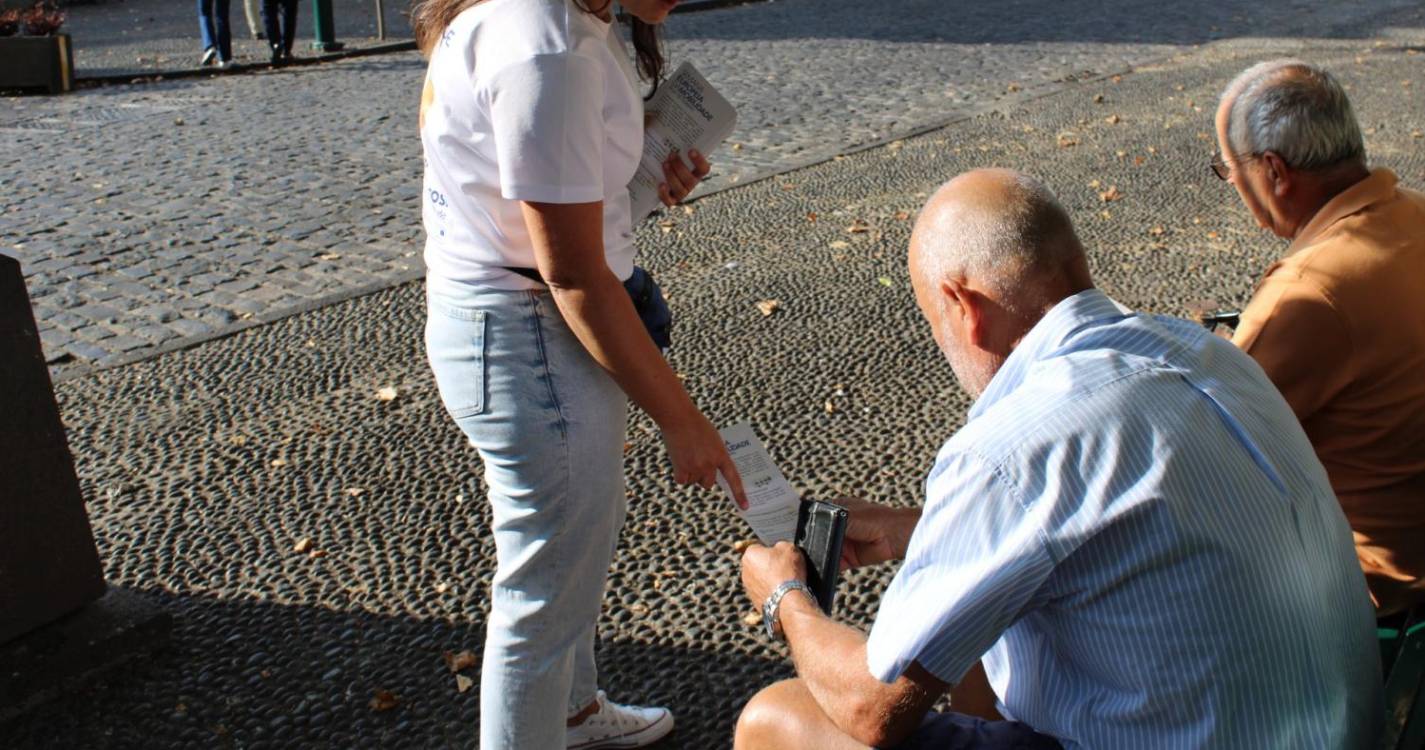 Flyers com alertas para alternativas à utilização do carro distribuídos em Machico