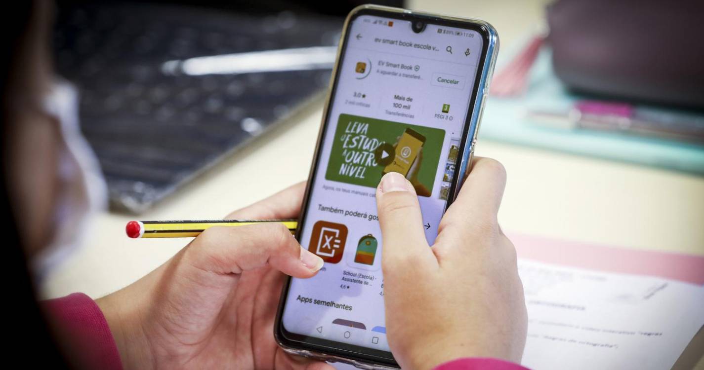 Uma em cada quatro escolas já limitou uso de ‘smartphones’ - inquérito nacional