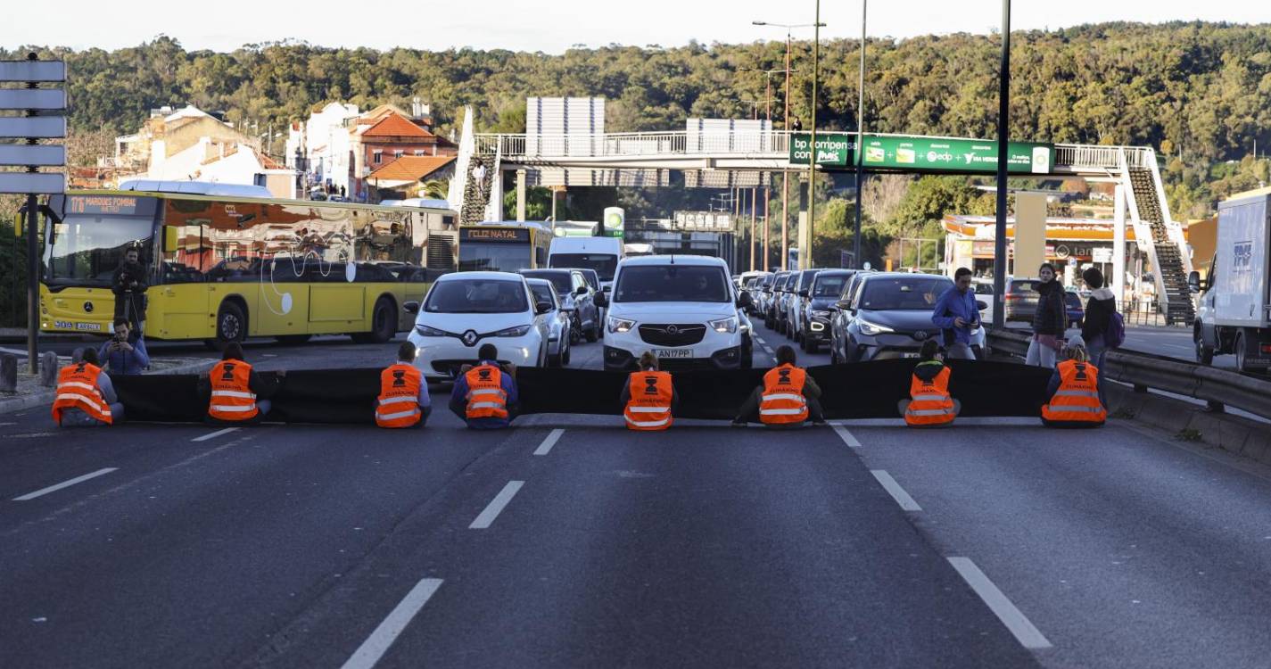 Ativistas do Climáximo bloqueiam entrada de acesso em Lisboa