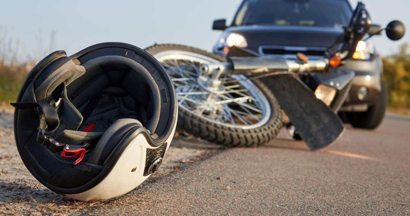 Jovem ferido em colisão entre carro e mota em São Martinho