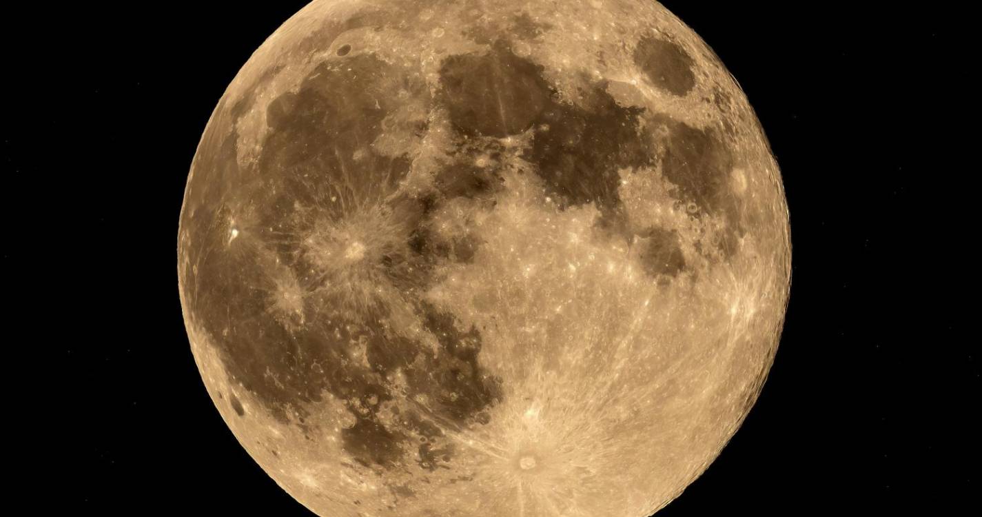 Superlua mais brilhante do ano foi captada nos quatro cantos do mundo. Veja as imagens