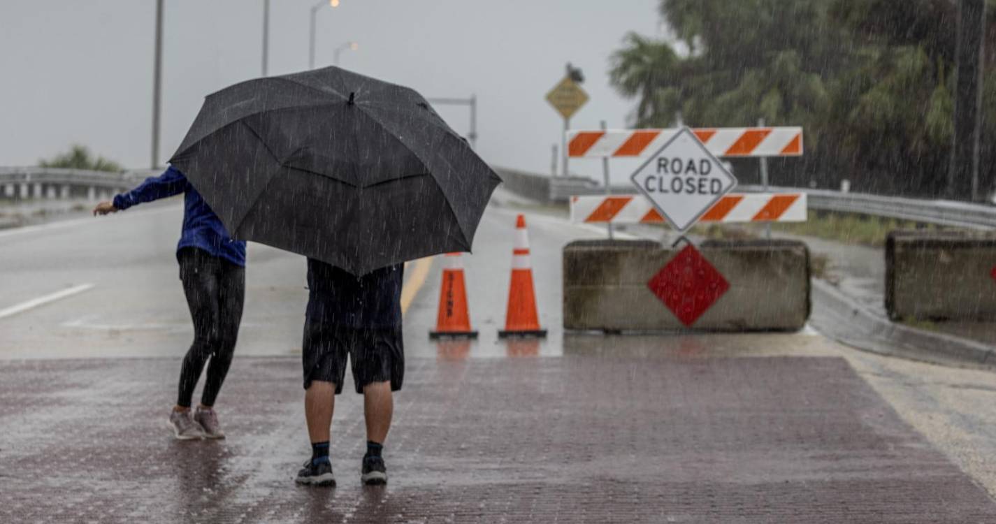 Furacão Milton cresce em tamanho e gera os primeiros tornados a caminho da Florida