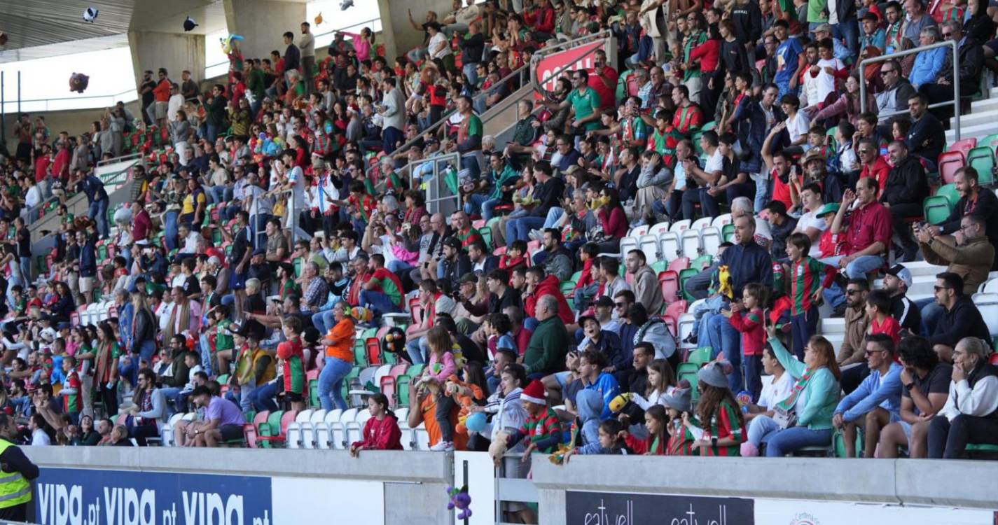 Chuva de peluches registada no intervalo do Marítimo - Penafiel (com fotos)