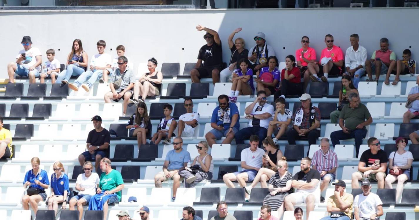 I Liga: Boa moldura humana para assistir ao Nacional x Farense (com fotos)