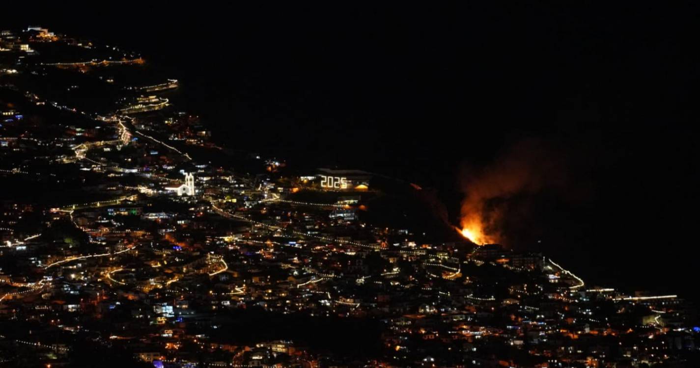 Espetáculo de cor e luz deu as boas-vindas a 2025 no Funchal