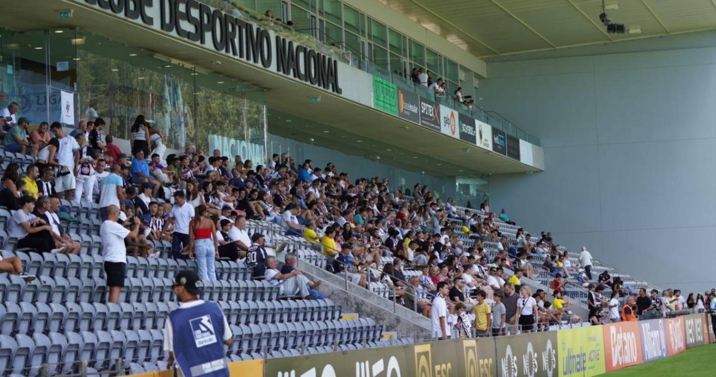 I Liga: Boa moldura humana para assistir ao Nacional x Farense (com fotos)