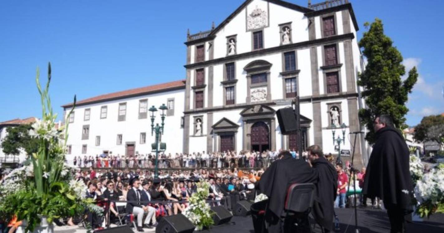 Quatro centenas de estudantes da UMa celebram graduação (com fotos e vídeo)