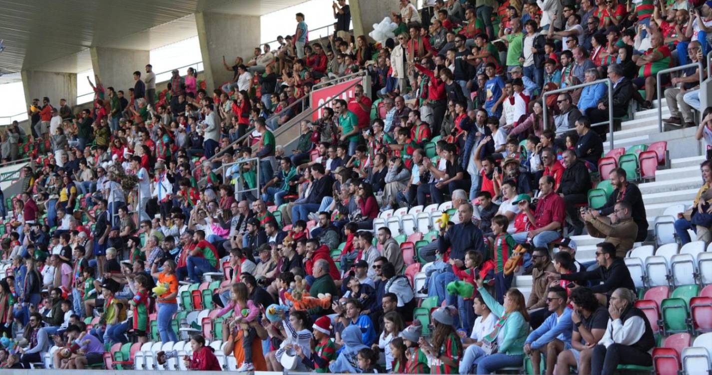 Chuva de peluches registada no intervalo do Marítimo - Penafiel (com fotos)