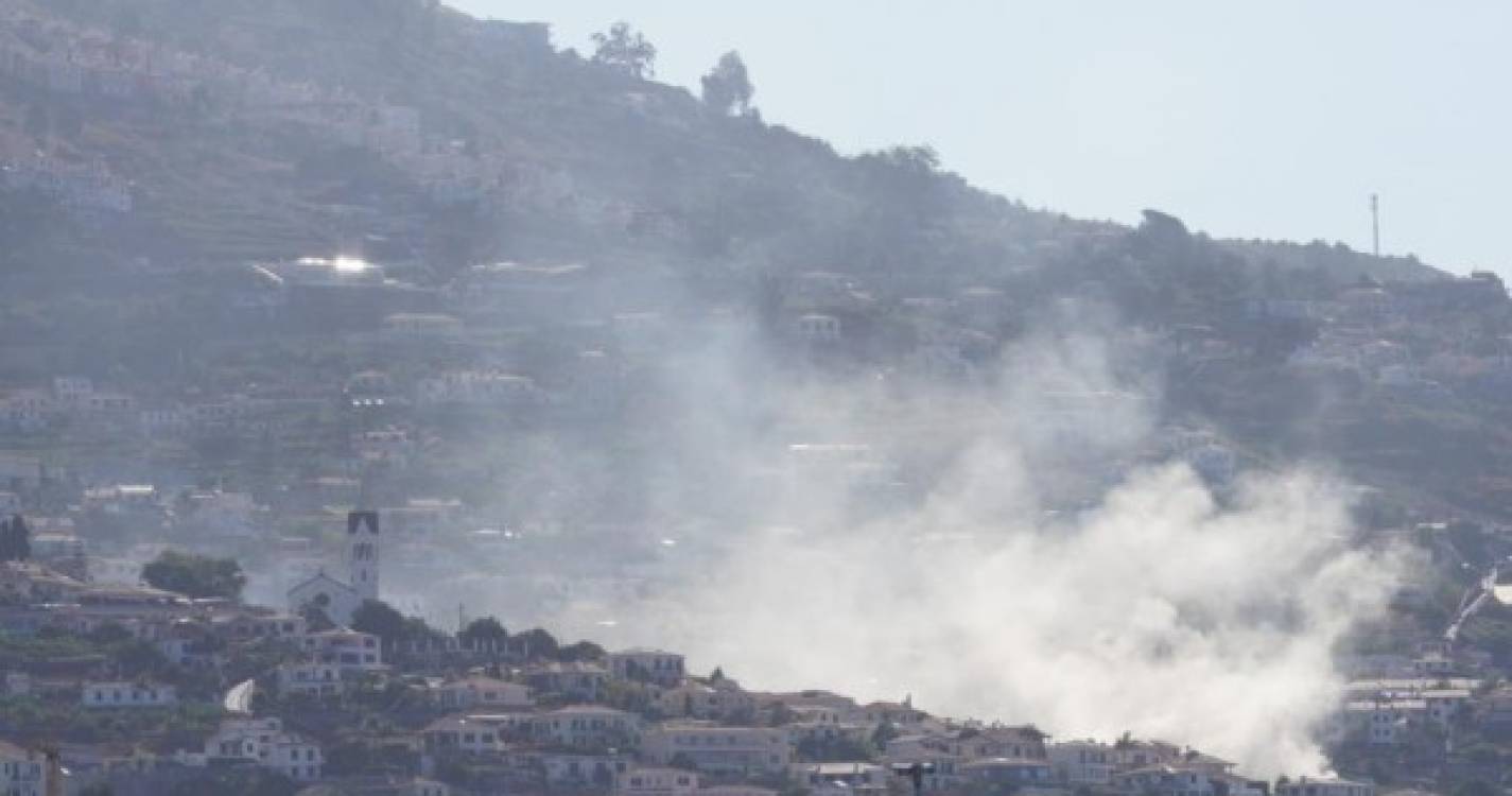 Coluna de fumo aciona bombeiros no Funchal (com fotos)