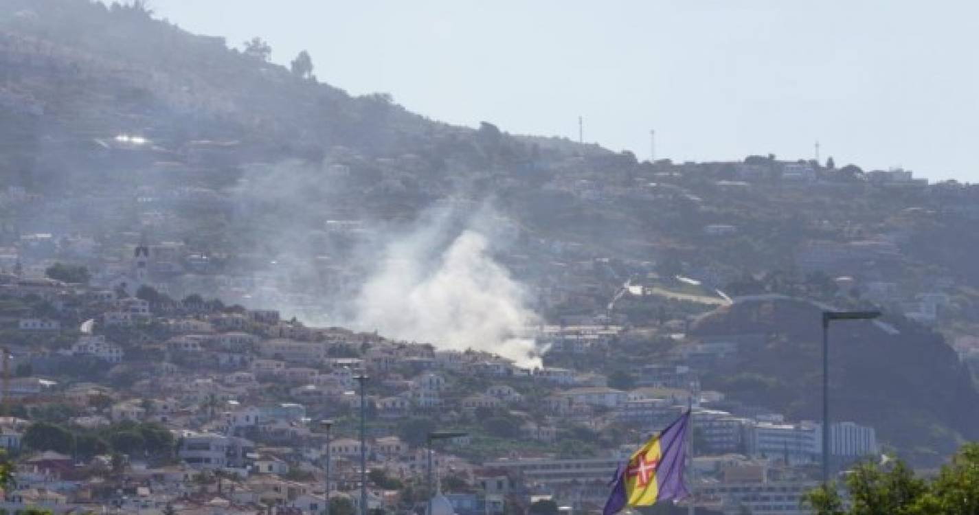 Coluna de fumo aciona bombeiros no Funchal (com fotos)