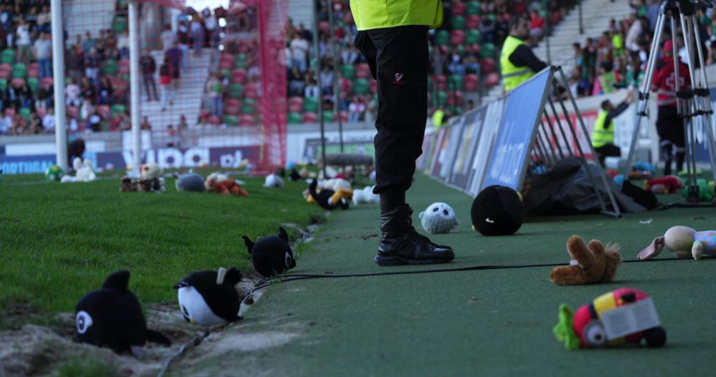 Chuva de peluches registada no intervalo do Marítimo - Penafiel (com fotos)