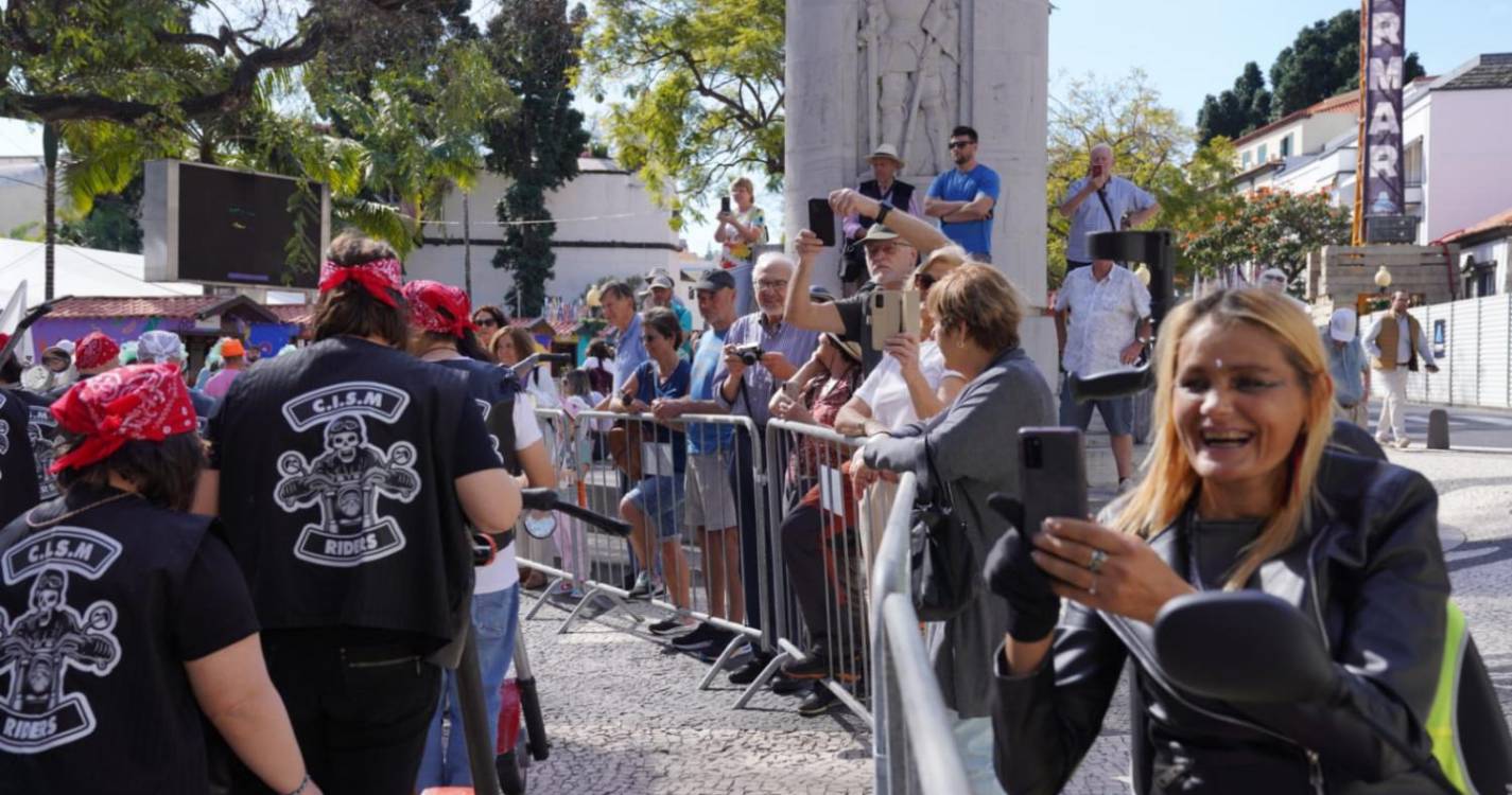 Cortejo Solidário sai à rua com centenas de espectadores (com fotos)