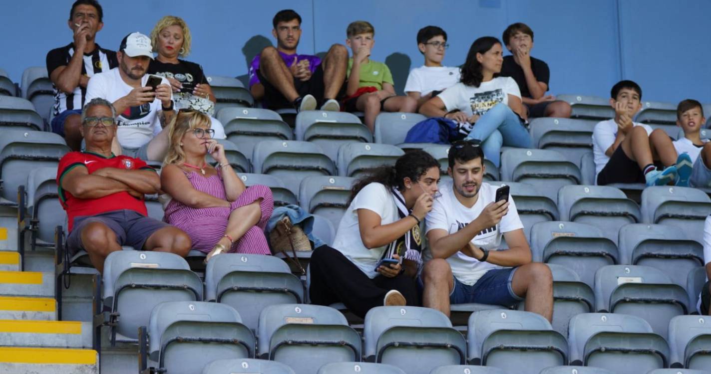 I Liga: Boa moldura humana para assistir ao Nacional x Farense (com fotos)