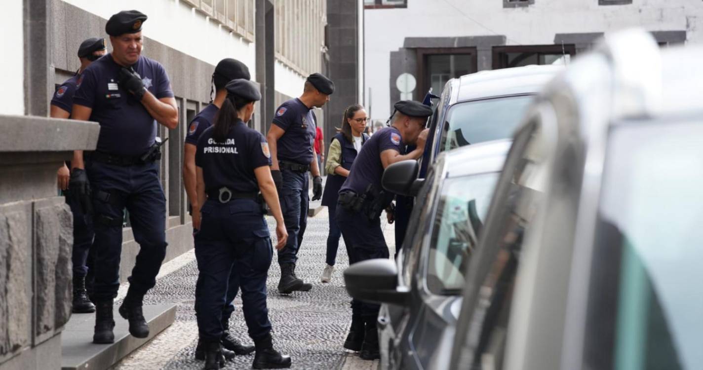 Detidos na operação ‘Ab Initio’ chegaram ao tribunal, advogados esperam conhecer hoje as medidas de coação