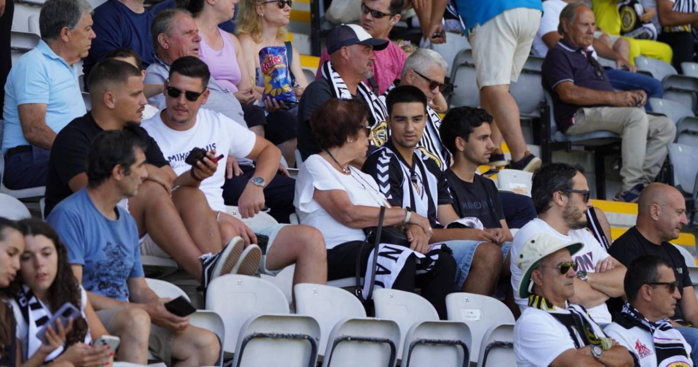 I Liga: Boa moldura humana para assistir ao Nacional x Farense (com fotos)