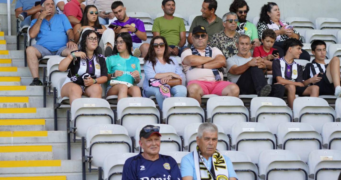 I Liga: Boa moldura humana para assistir ao Nacional x Farense (com fotos)