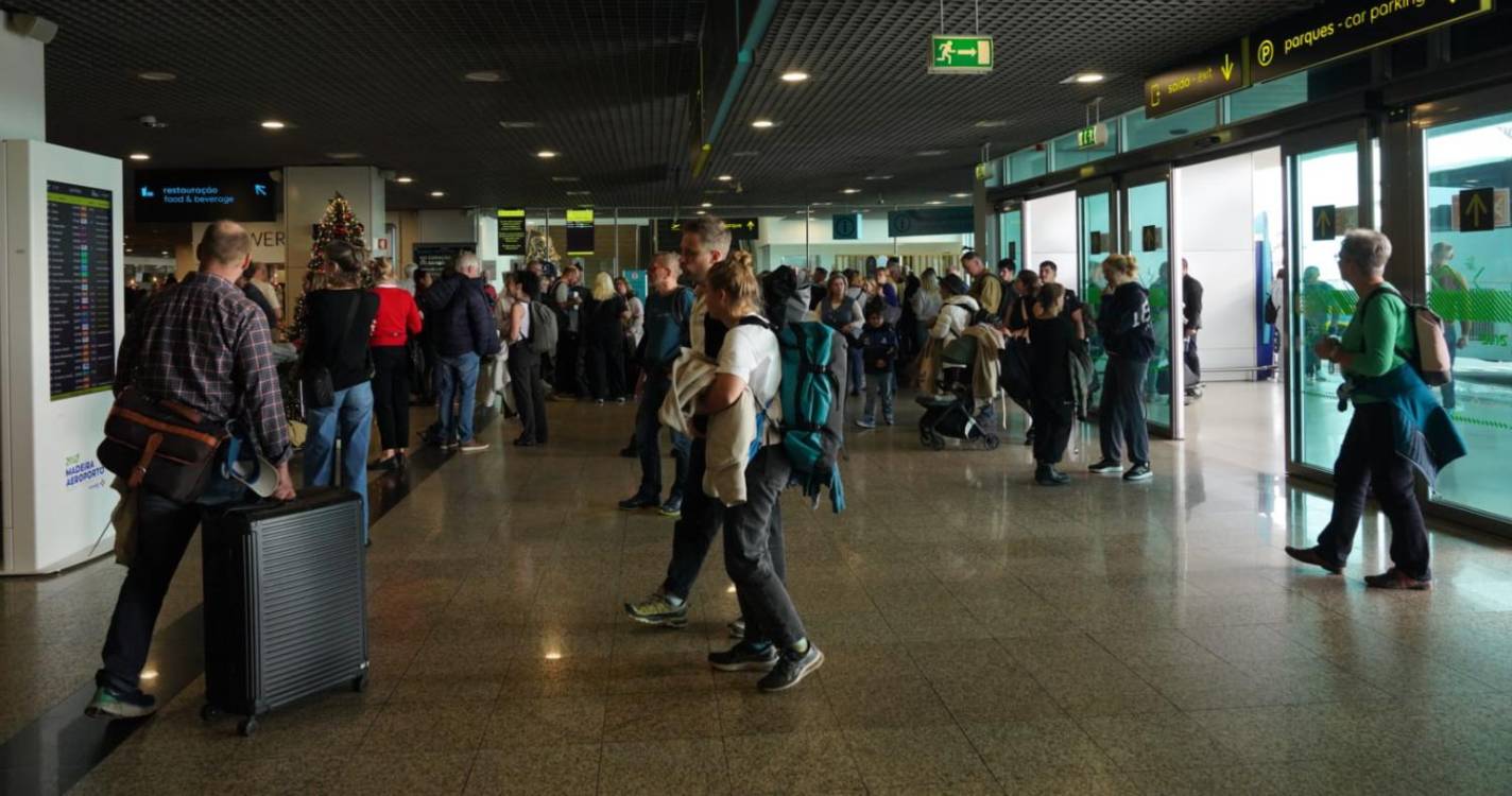 Subida aos embarques no aeroporto vedada aos passageiros