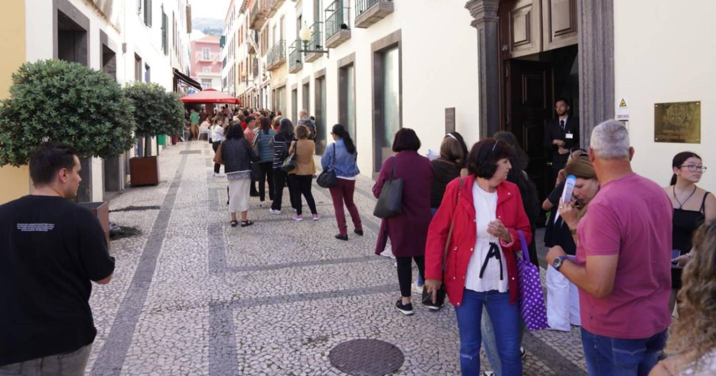 Longa fila para mudar de passe na Rodoeste deixa clientes revoltados (com vídeo)