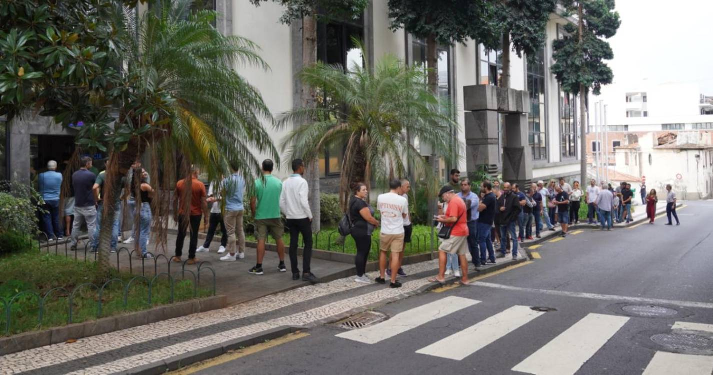 Centenas formam fila para o leilão da PSP