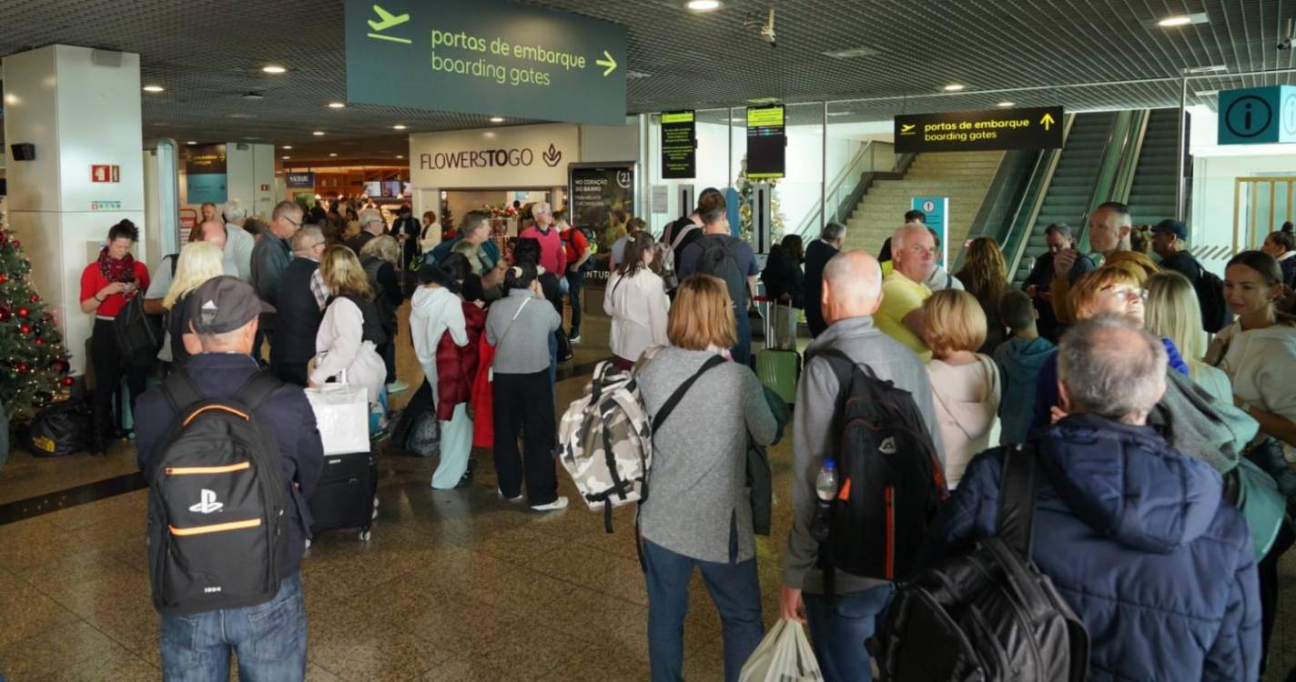 Subida aos embarques no aeroporto vedada aos passageiros