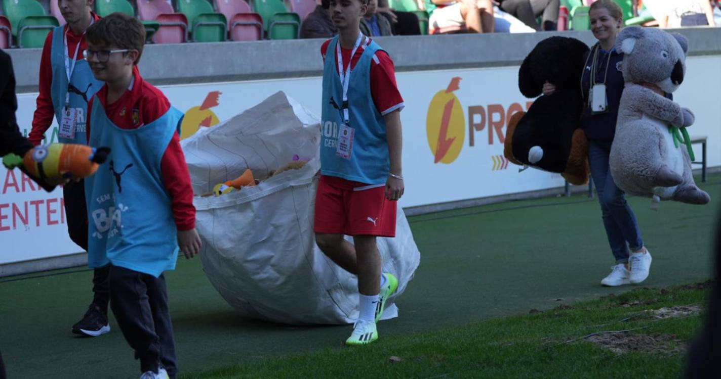 Chuva de peluches registada no intervalo do Marítimo - Penafiel (com fotos)